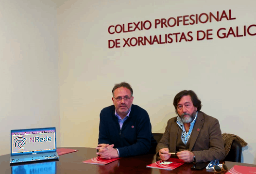 Daru00edo Janeiro secretari del CPXG i el degà Francisco X Gonzu00e1lez Sarria presentant el segell NRede a la seu del Col·legi