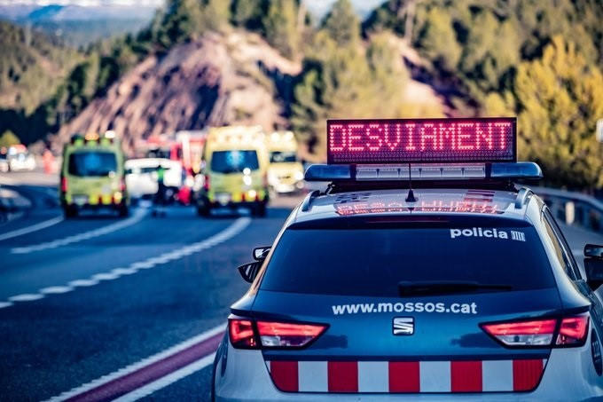 Arxiu - Un cotxe de Mossos d'Esquadra i ambulàncies del Sistema d'Emergències Mèdiques (SEM) durant un accident de trànsit a una imatge d'arxiu.