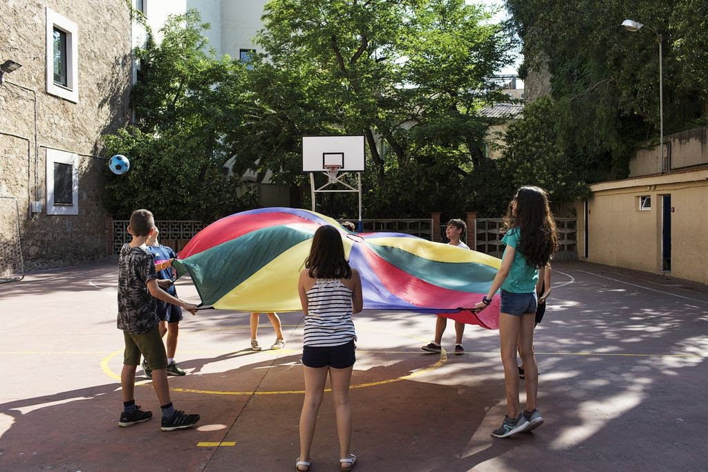 Nens a un pati interior d'un centre educatiu de Barcelona