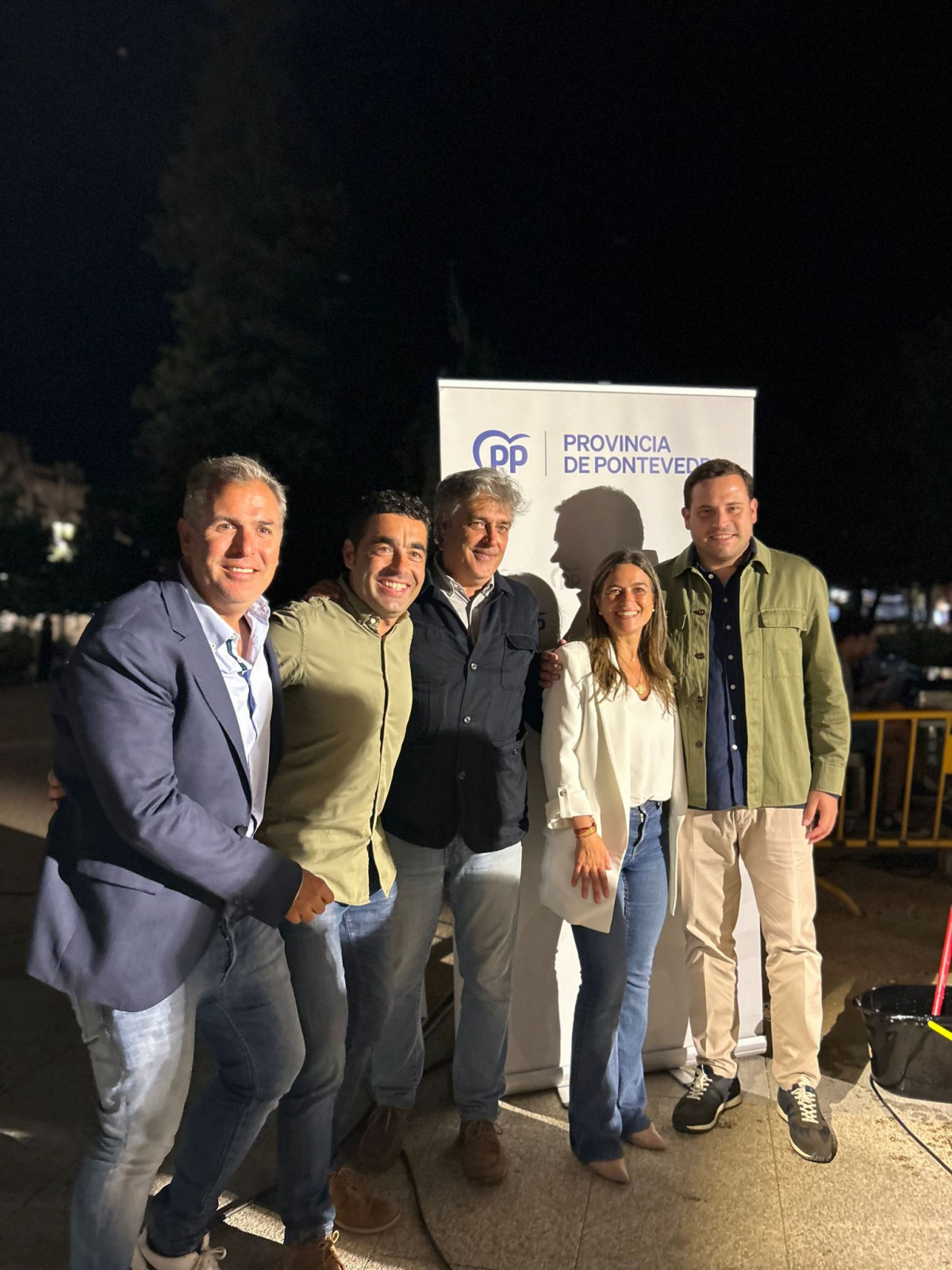 Pedro Puy a l'enganxada de cartells amb alguns dels seus companys a les llistes del PP de Pontevedra en una imatge del partit