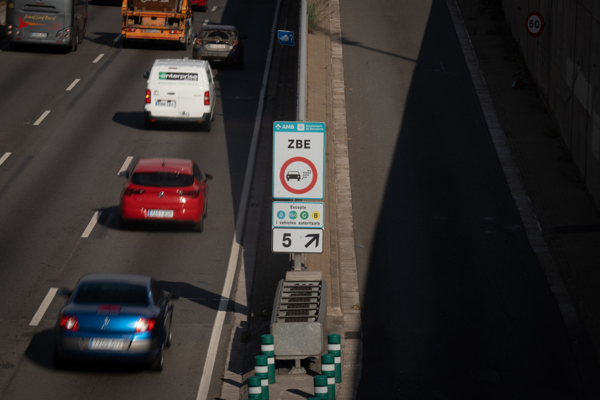 Arxiu - Cartell que delimita la Zona de Baixes Emissions (ZBE), el 31 de desembre de 2022, a Barcelona, Catalunya (Espanya). La sentència del Tribunal de Justícia de la Unió Europea va condemnar el passat dijous 22 de desembre de 2022 Espanya per no haver to