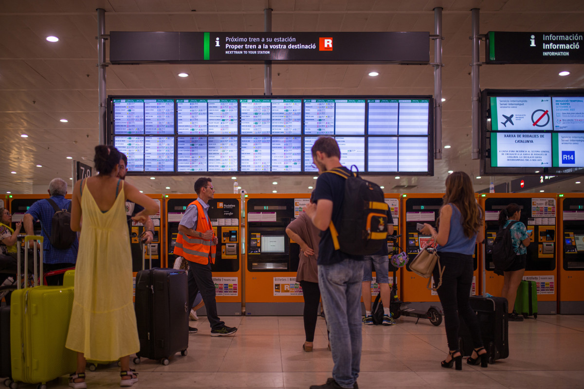 Arxiu - Viatgers a l'interior de l'estació de Sants, 9 de setembre de 2022, a Barcelona, Catalunya (Espanya).