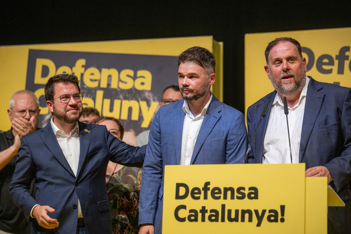 El candidat número 1 d'ERC per Barcelona al Congrés dels Diputats, Gabriel Rufián, compareix després de conèixer els resultats de la jornada electoral dels comicis generals, a l'estació del Nord on s'ha reunit Esquerra Republicana de Catalunya