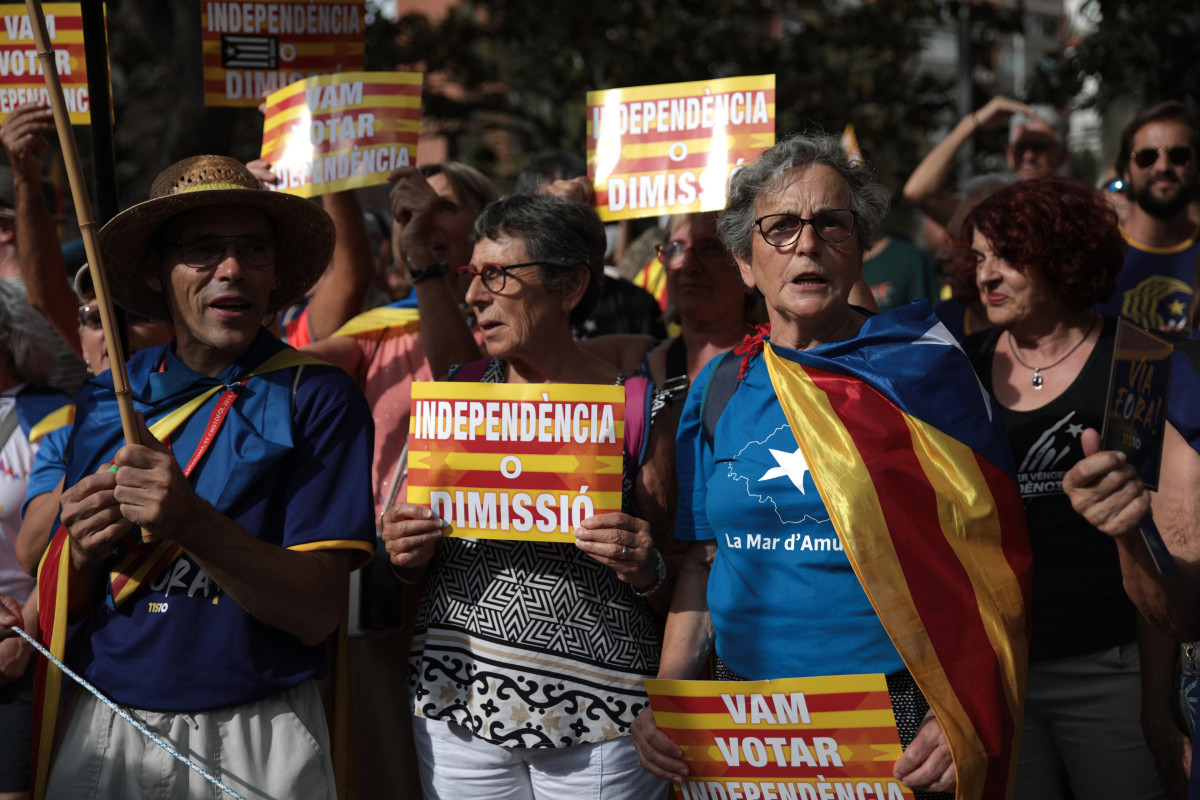 Diverses persones participen en una manifestació convocada per l'ACN amb motiu de la Diada 2023, a 11 de setembre del 2023, a Barcelona, Catalunya (Espanya). Sota el lema 'Via fora' --un crit d'alarma a la Catalunya medieval-- la manifestació arrenquen