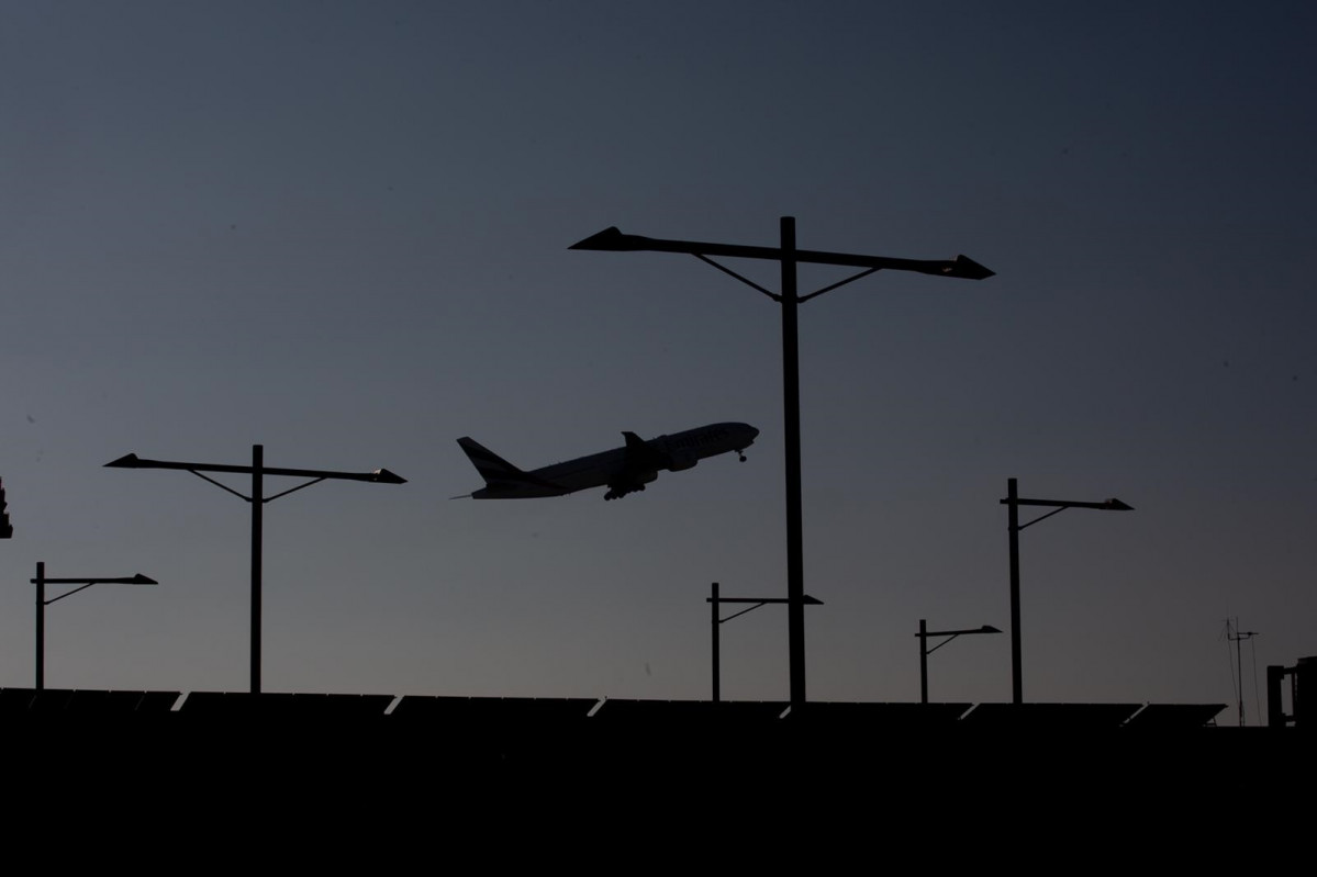 EuropaPress 4246488 avion enlairant-se aeroport barcelona el prat