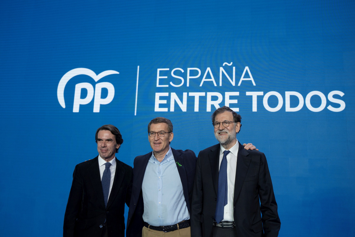 Arxiu - (I-D) L'expresident del Govern, José María Aznar; el president del Partit Popular, Alberto Núñez Feijóo; i l'expresident del Govern, Mariano Rajoy, participen junts a la 26a Intermunicipal del PP, a 4 de febrer de 2023, a València, C