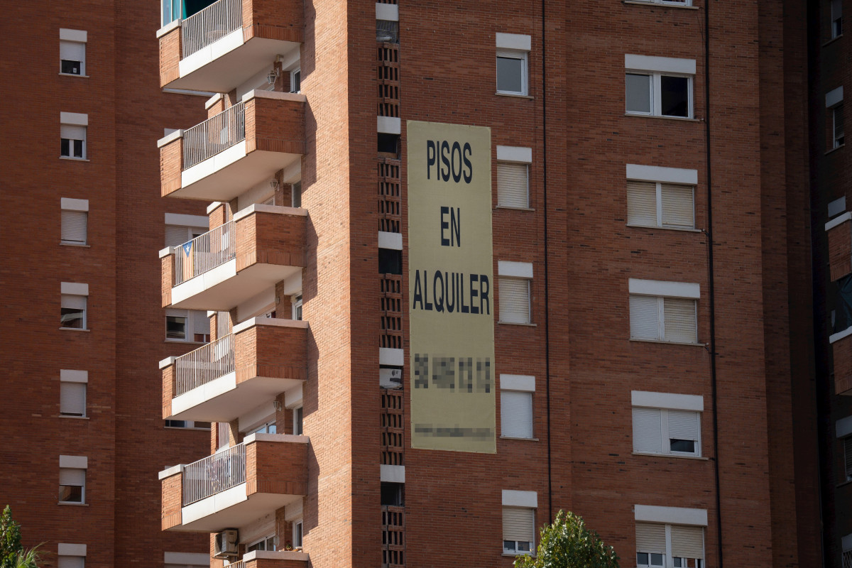 Arxiu - Cartell de lloguer d´habitatges a la façana d´un edifici, a Barcelona, Catalunya (Espanya).