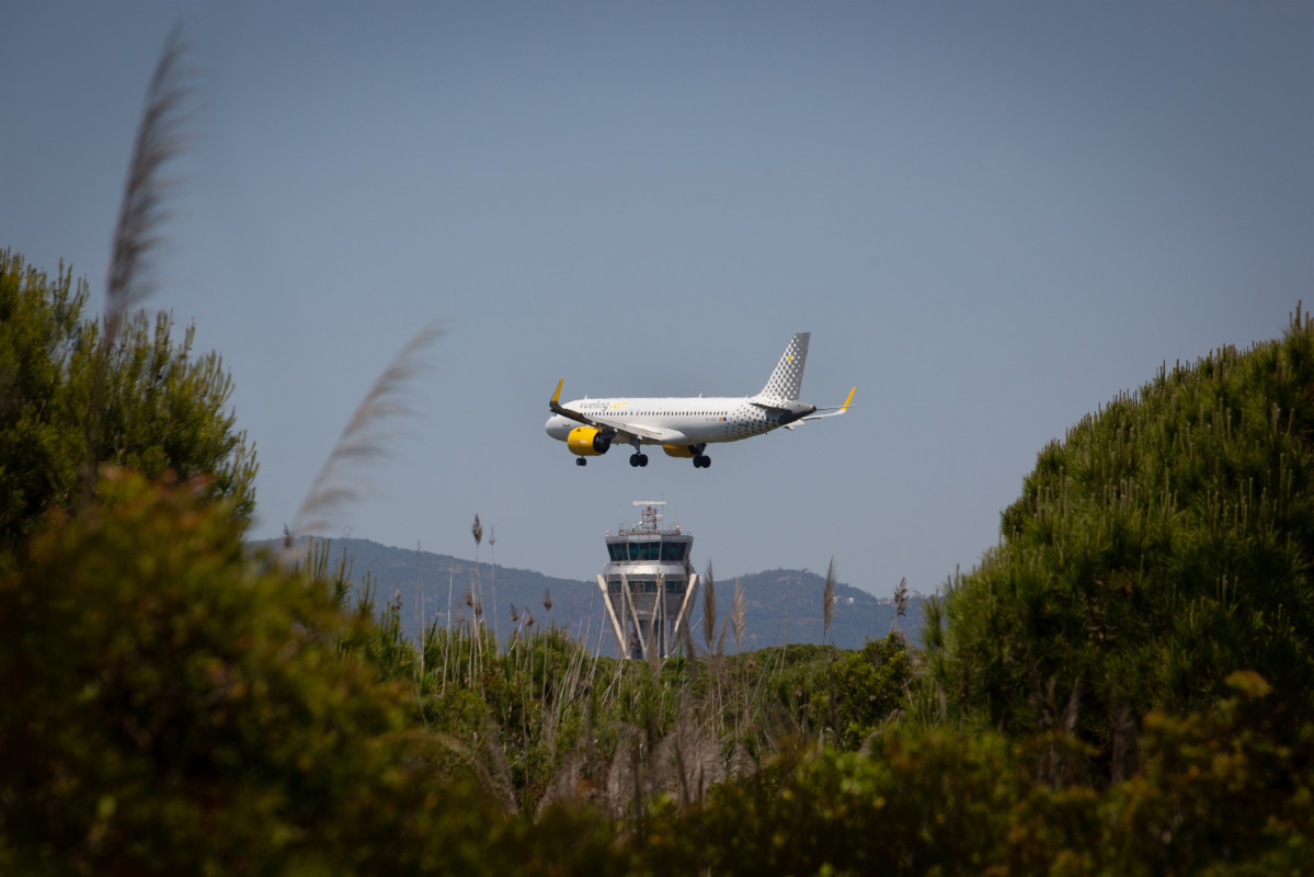 Arxiu - Un avió arriba a l'Aeroport de Barcelona-El Prat