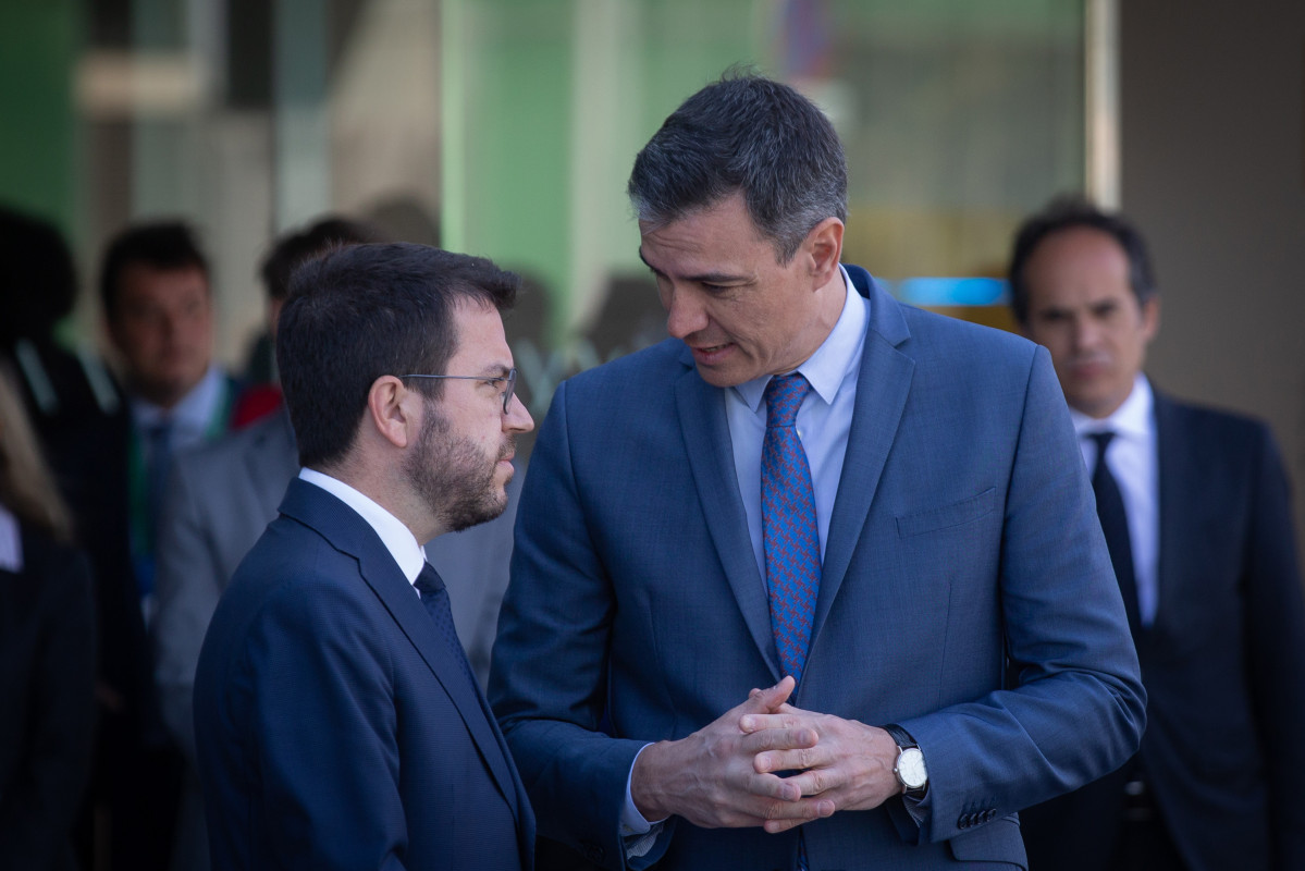 Arxiu - El president de la Generalitat, Pere Aragonès (i) i el president del Govern, Pedro Sánchez (d), mantenen una conversa a la cloenda de la XXXVII Reunió Cercle d’Economia, a 6