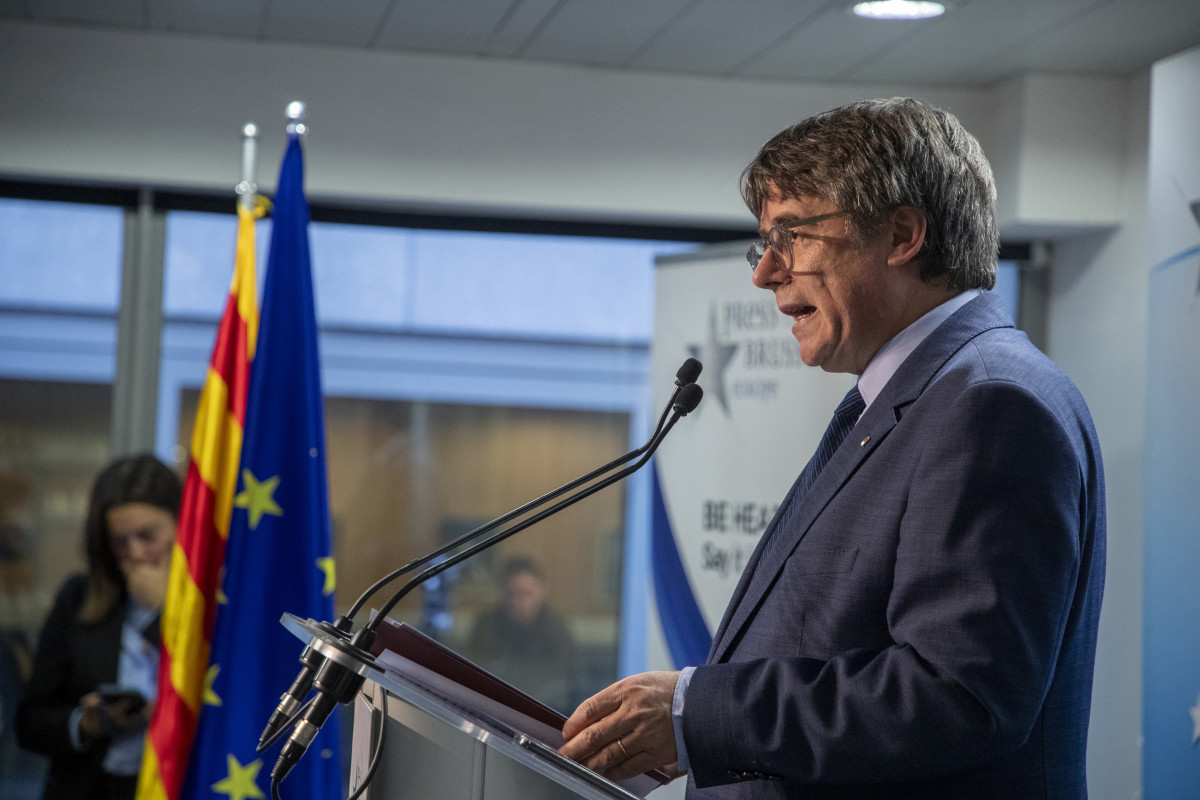 L'expresident de la Generalitat i eurodiputat de Junts, Carles Puigdemont, compareix en una roda de premsa per explicar els detalls de l'acord d'investidura amb el PSOE, al Parlament Europ