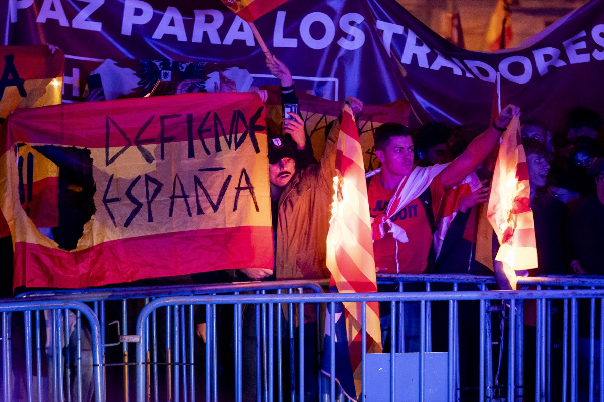 EuropaPress 5578909 diverses persones cremen bandera estelada manifestació contra amnistia