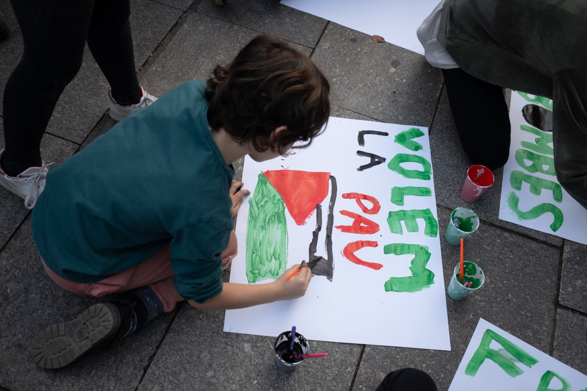 EuropaPress 5584077 nen pinta pancarta solidaritat palestina escola rius taulet barcelona