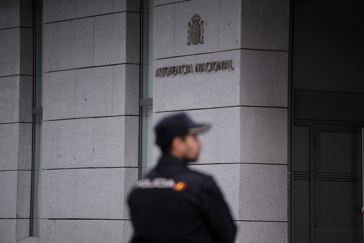 Arxiu - Un agent de Policia a l'entrada de l'Audiència Nacional, a 16 d'octubre de 2023, a Madrid (Espanya). d