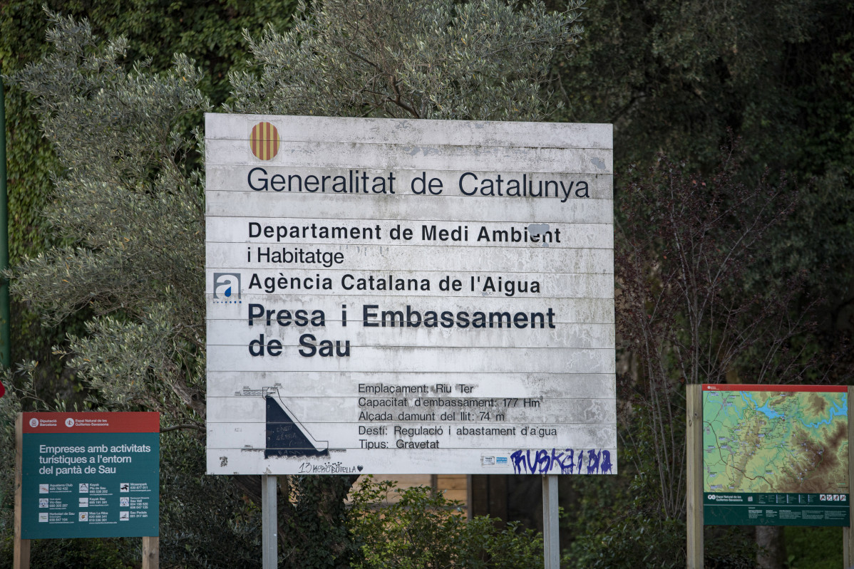 Arxiu - Cartell indicatiu del pantà de Sau, 3 d'octubre de 2022, a Vilanova de Sau, Barcelona