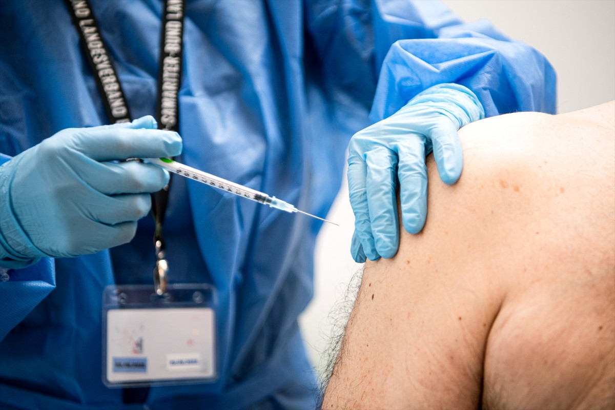 EuropePress 4710657 A man vaccinates a new modern vaccine against the Corona virus vaccination center