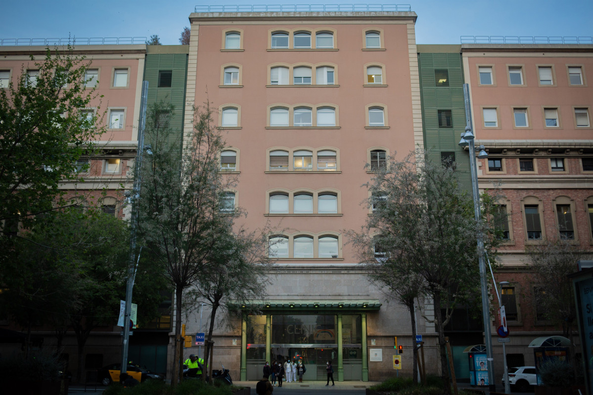 Arxiu - Façana principal de l'Hospital Clínic de Barcelona