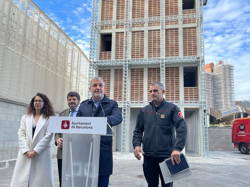 El alcalde de Barcelona, Jaume Collboni, durante la rueda de prensa de este viernes en el parc de Bombers de la Vall d'Hebron.