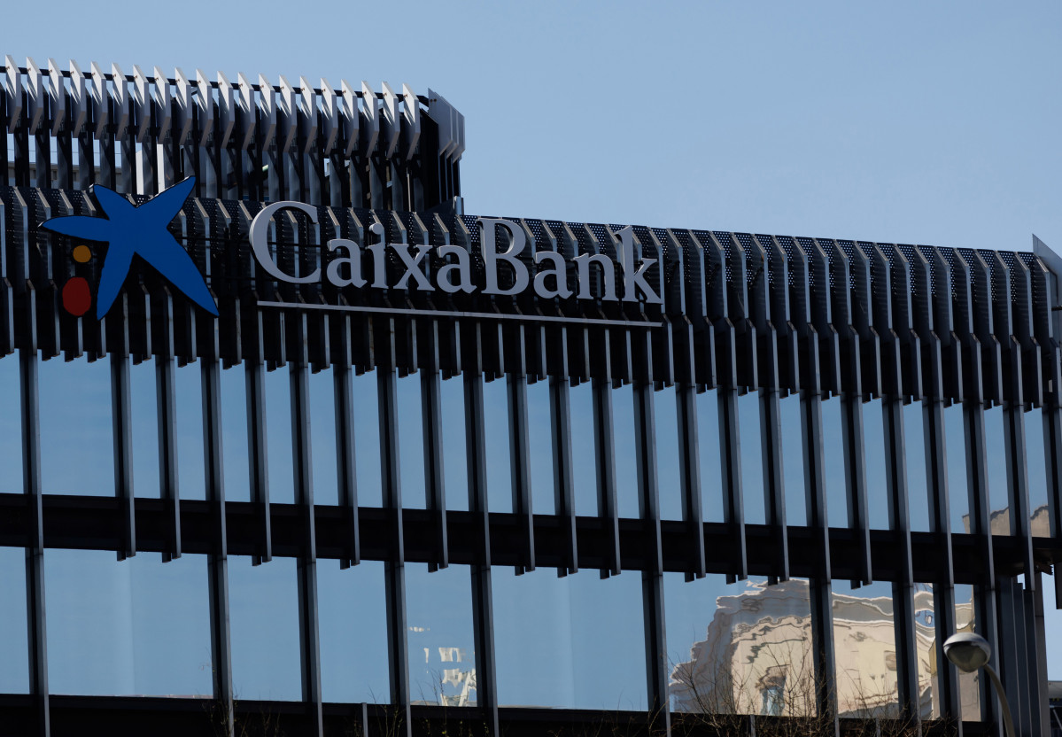 Arxiu - Façana de l'edifici de CaixaBank, el 5 d'abril de 2023, a Madrid (Espanya).