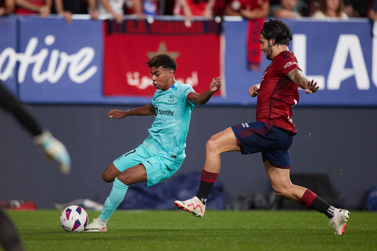 EuropaPress 5416897 lamine yamal of fc barcelona competeixes per a la ball with juan cruz of ca