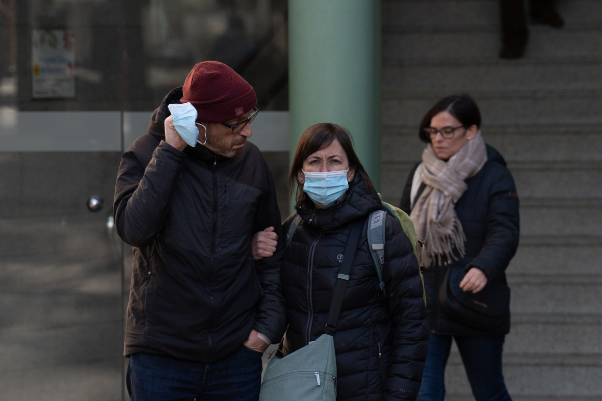 Diverses persones amb mascaretes davant de l'Hospital Clínic de Barcelona