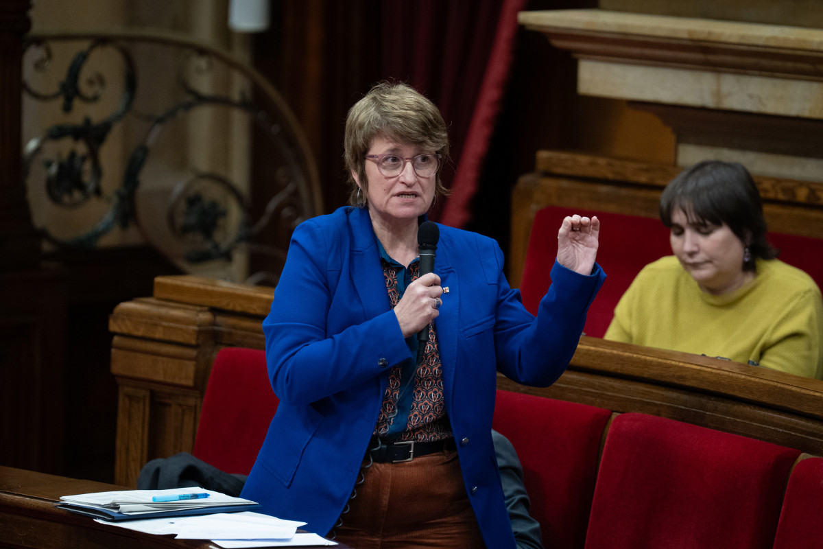 Arxiu - La consellera d'Educació de la Generalitat, Anna Simó, durant una sessió de control al Govern, al Parlament. Foto d'arxiu