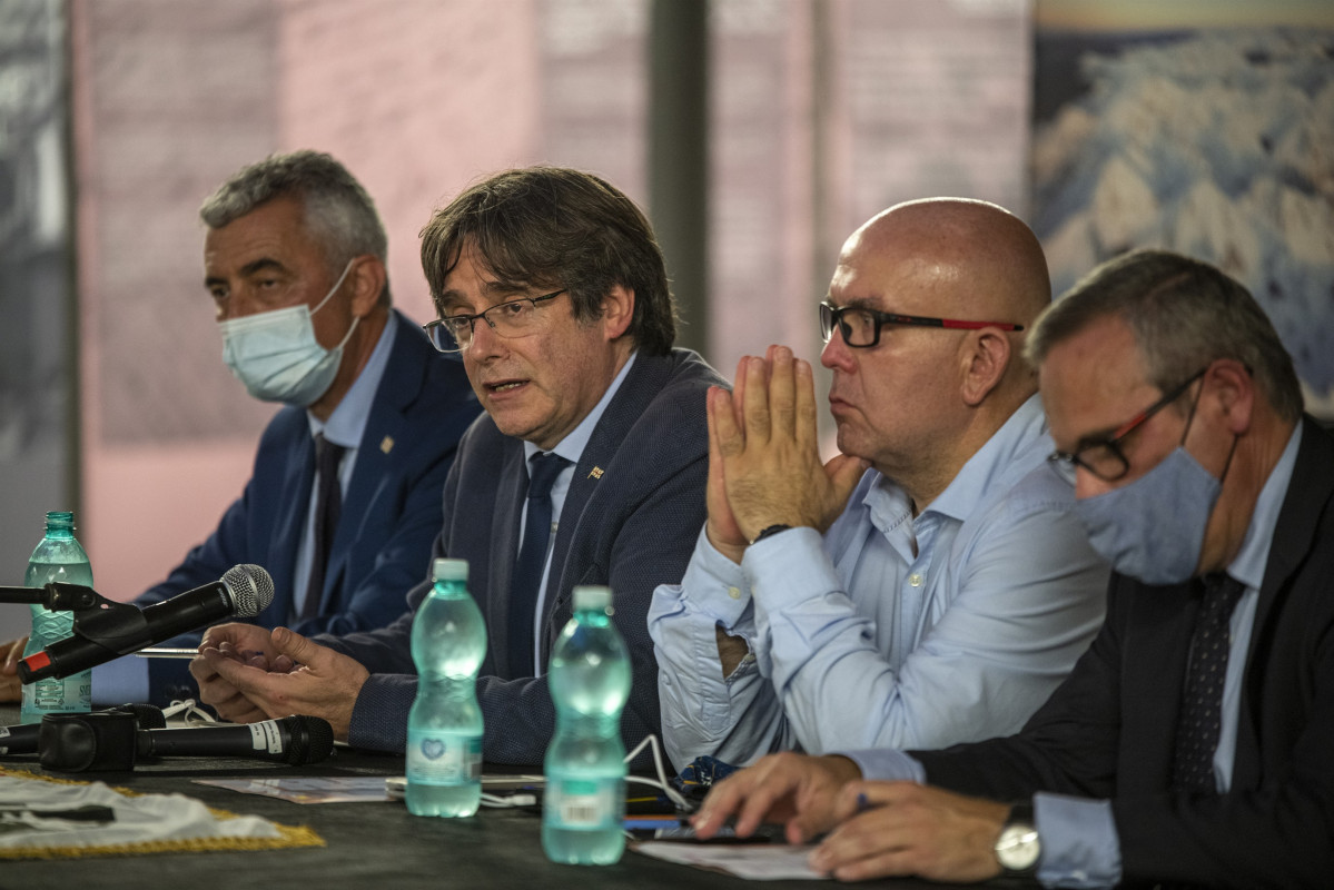 Arxiu - L'expresident de la Generalitat Carles Puigdemont, el seu advocat, Gonzalo Boye, i el cap de l'Oficina de Carles Puigdemont, Josep Lluís Alay, en una roda de premsa el 25 de setembre del 2021, a l'Alguer, Sardenya (Itàlia) ).