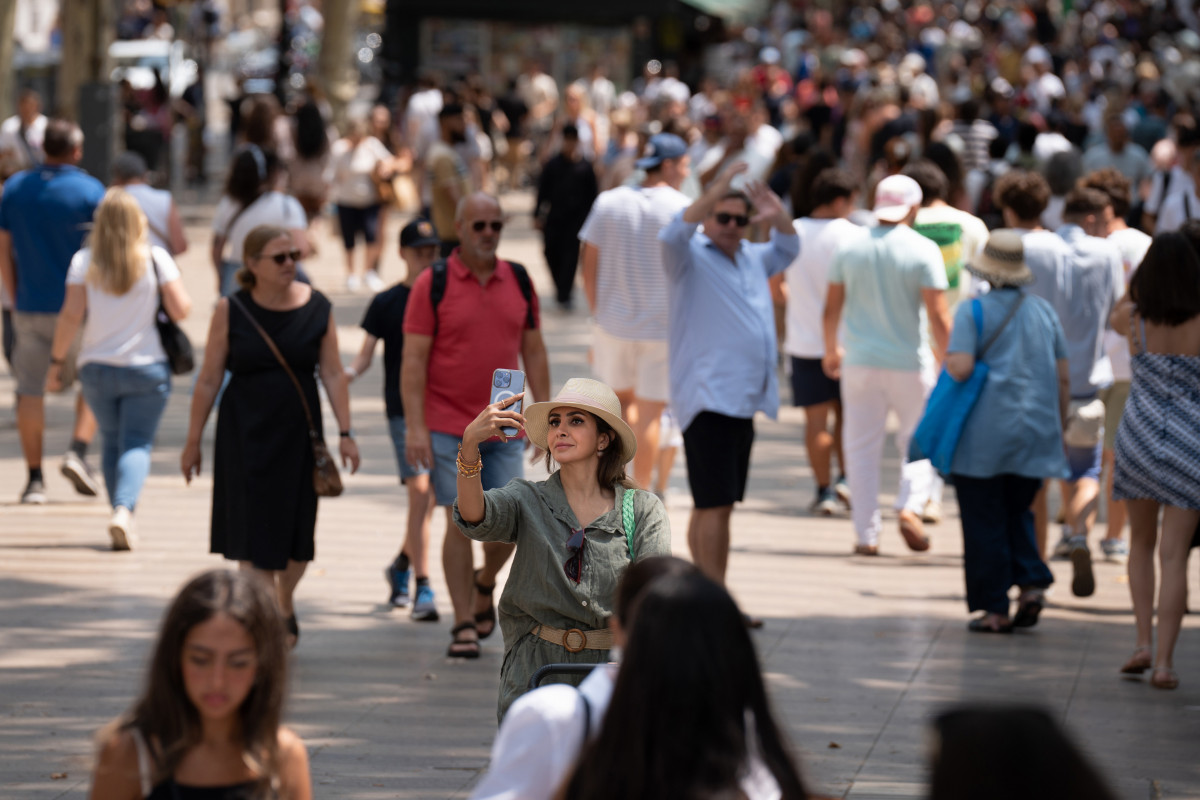 Arxiu - Diverses persones passegen per La Rambla