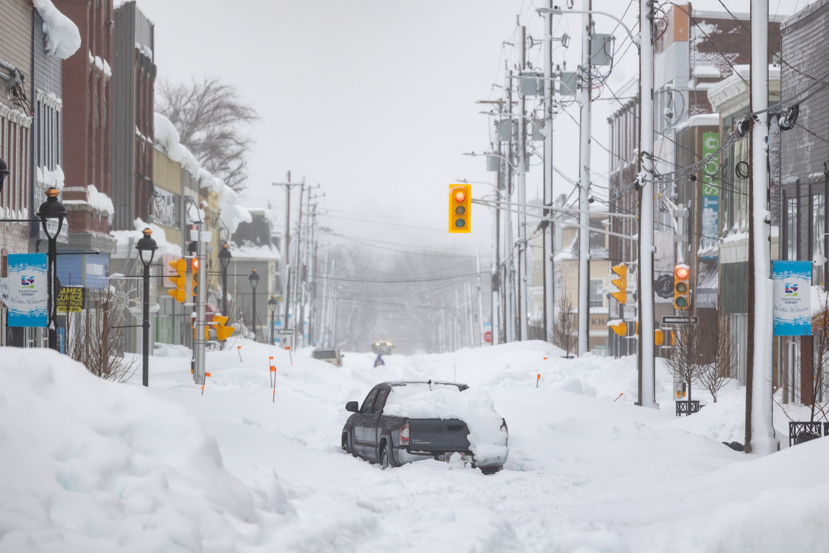 EuropaPress 5740953 05 february 2024 canada sydney truck és abandonat amb snow covered street