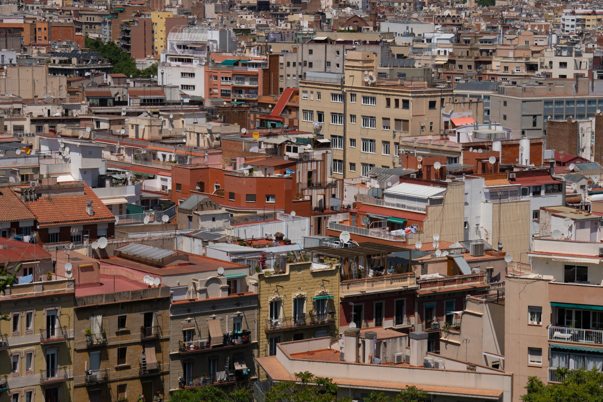 Arxiu - Diversos edificis d'habitatges vists des del mirador del Poble Sec (Barcelona).