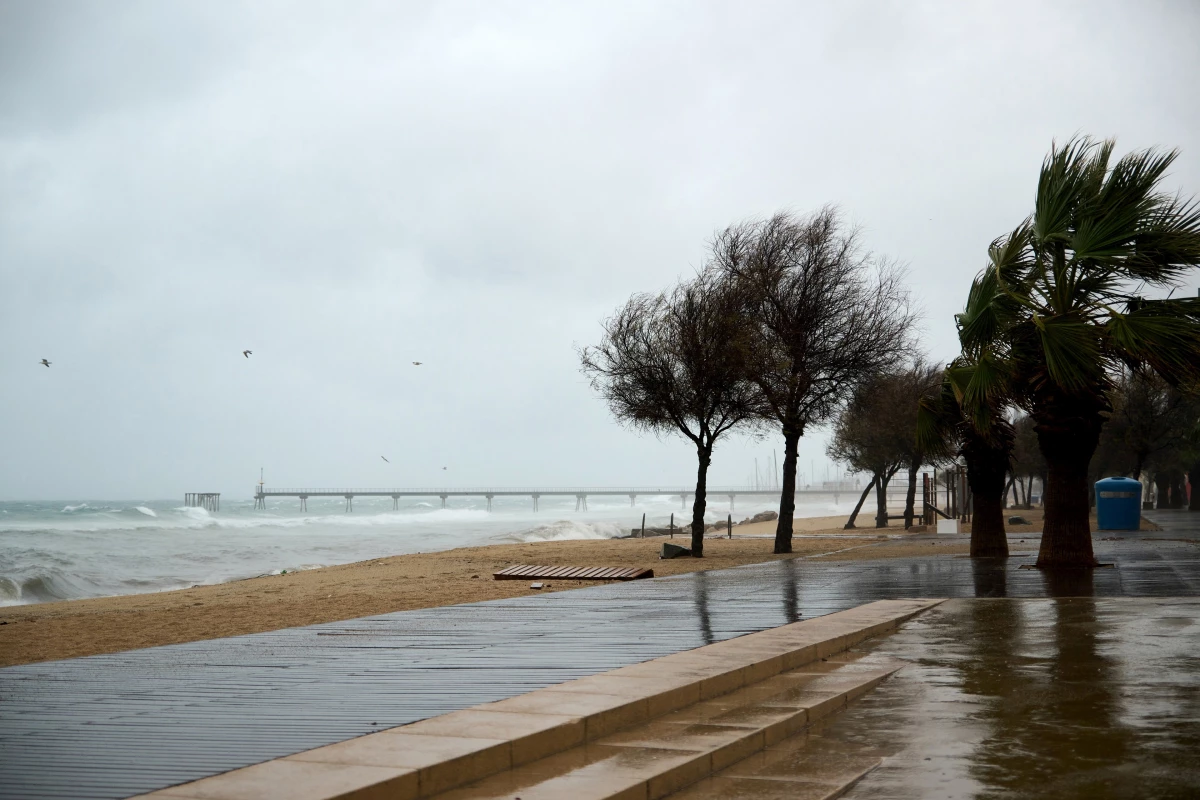 Arxiu - Vista del passeig marítim de Badalona afectat per les pluges, a 7 de febrer de 2023, a Badalona, Barcelona, Catalunya (Espanya)