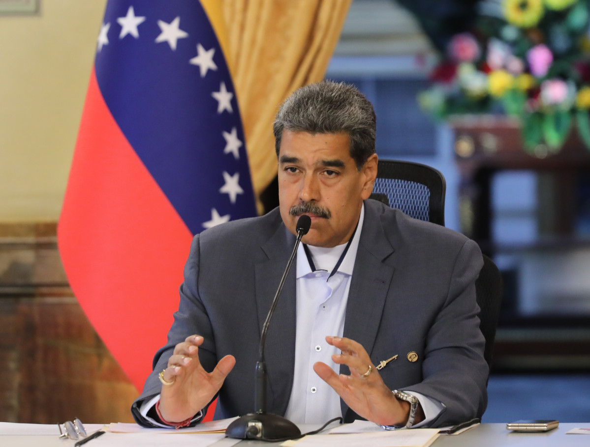 AME6662. CARACAS (VENEÇUELA), 30/07/2024.- Fotografia cedida pel Palau de Miraflores on s'observa el president de Veneçuela, Nicolás Maduro, durant un Consell de Defensa de la Nació, a Caracas (Veneçuela). Maduro va responsabilitzar el candidat presidencial de l'oposició majoritària, Edmundo González Urrutia, per les morts -estimades en 11 per les ONG- registrades en les protestes de les últimes hores en contra del resultat electoral de diumenge, que va ratificar el líder chavista al seu càrrec. EFE/ Palau de Miraflores /NOMÉS ÚS EDITORIAL/ NOMÉS DISPONIBLE PER IL·LUSTRAR LA NOTÍCIA QUE ACOMPANYA (CRÈDIT OBLIGATORI)