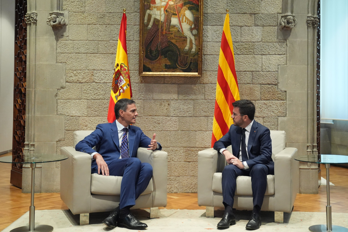 El president del Govern, Pedro Sánchez (i), i el president de la Generalitat en funcions, Pere Aragonès (d), durant una reunió al Palau de la Generalitat, el 24 de juliol de 2024, a Barcelona, Catalunya (Espanya) . Sánchez i Pere Aragonès es reuneixen