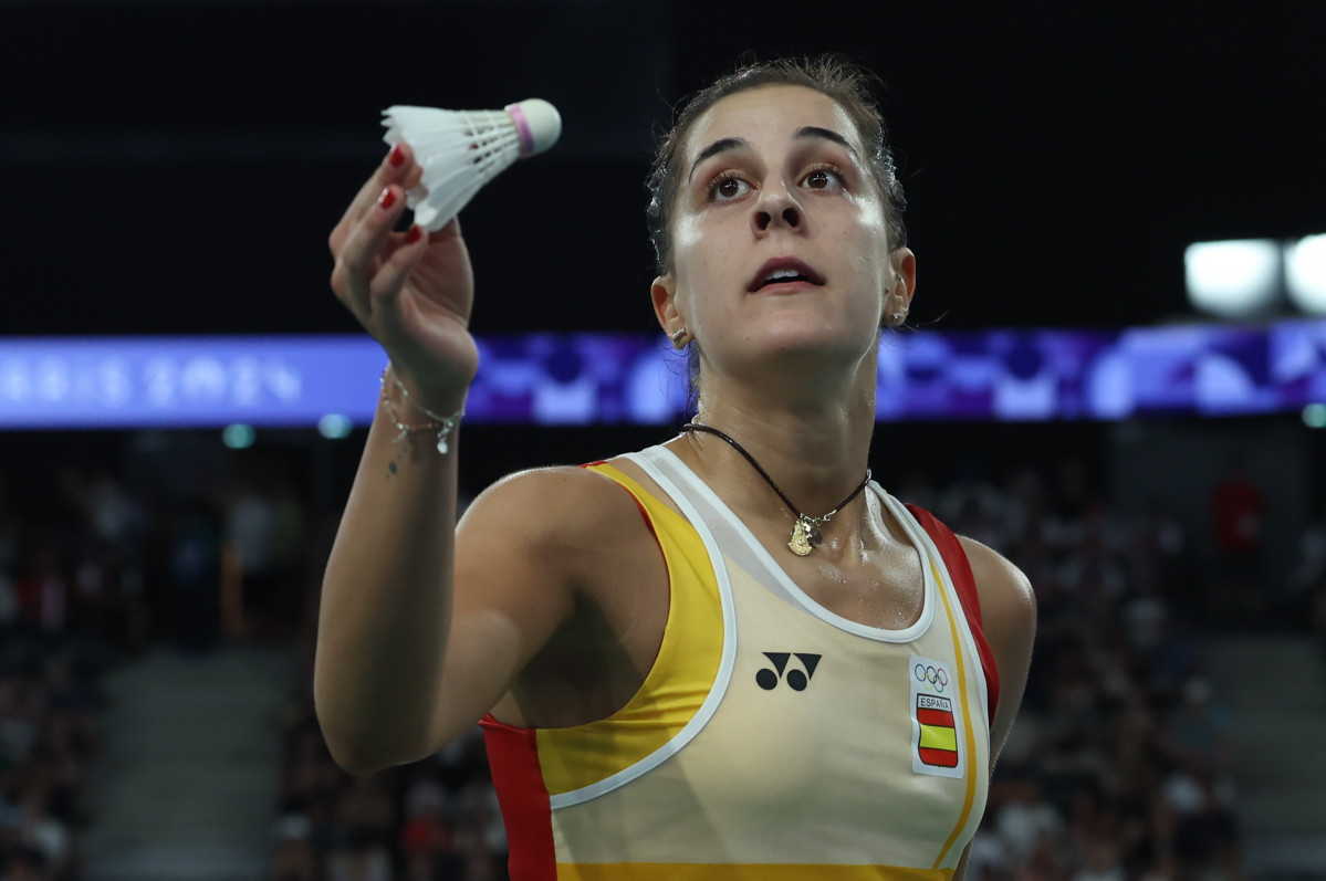 PARIS, 01/08/2024.-L'espanyola Carolina Marín davant la nord-americana Beiwen Zhang al partit de vuitens de final individual femení celebrat en el marc dels Jocs Olímpics, a París, França. EFE/ Kiko Osca