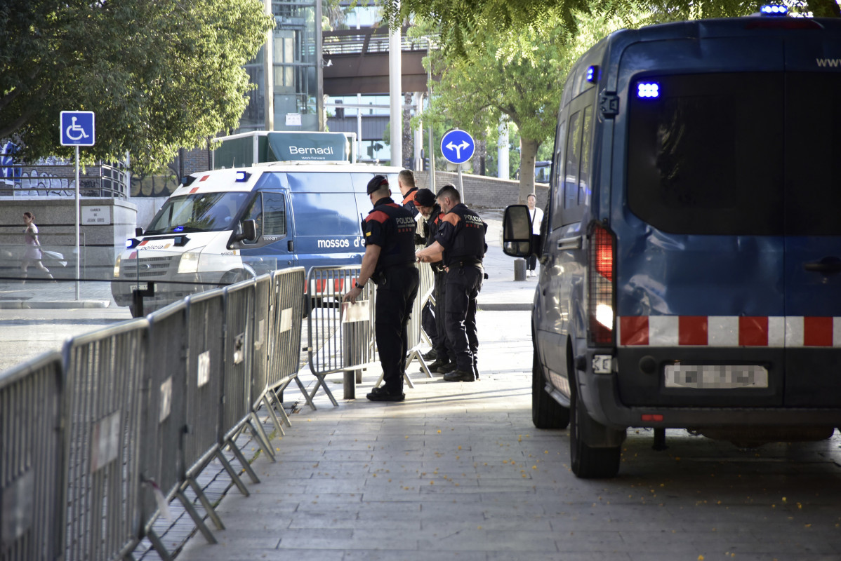 Mossos d’Esquadra als voltants de la Ciutat de la Justícia amb les tanques que hi havia instal·lades al matí