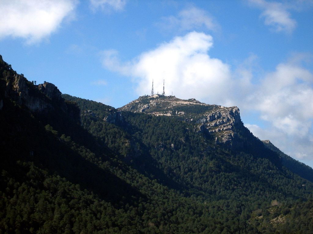 1024px Mont Caro