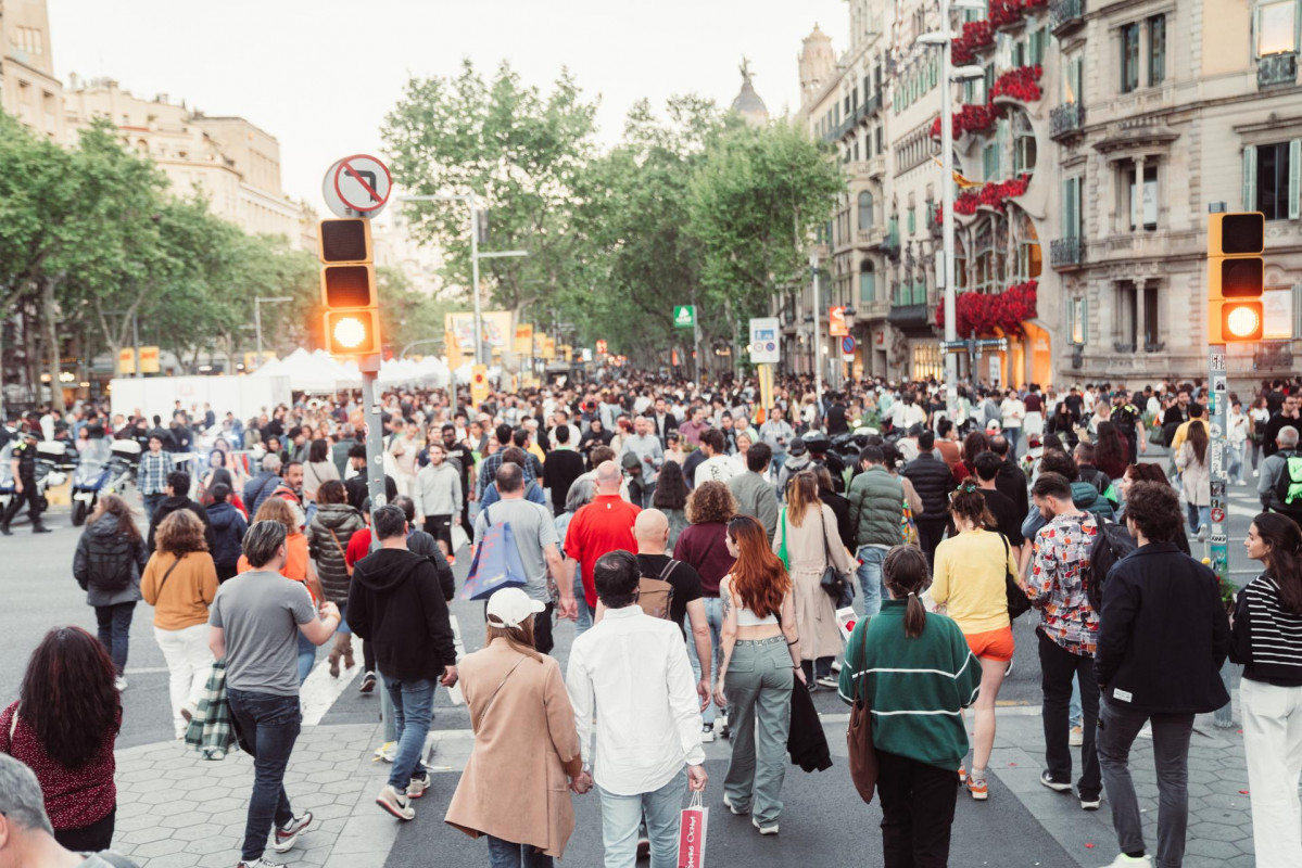 Gent creuant els carrers de Barcelona People crossing Barcelona streets (1)