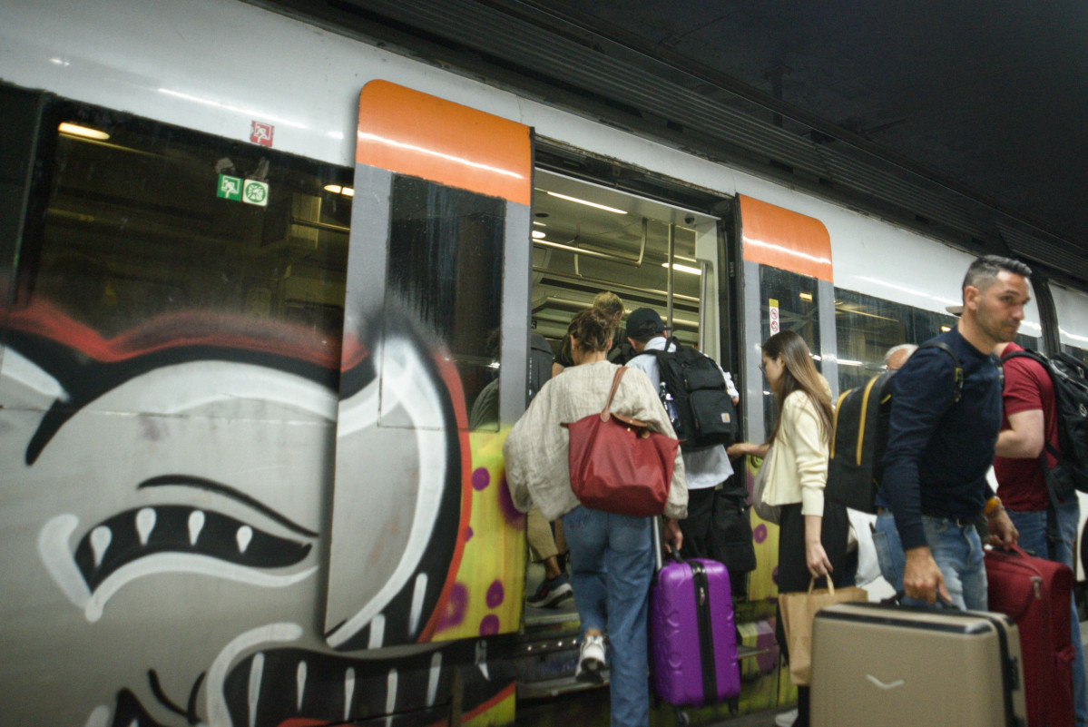 Arxiu - Passatgers pujant al tren de Renfe Rodalies, 17 de juny de 2024, a Barcelona, Catalunya (Espanya)