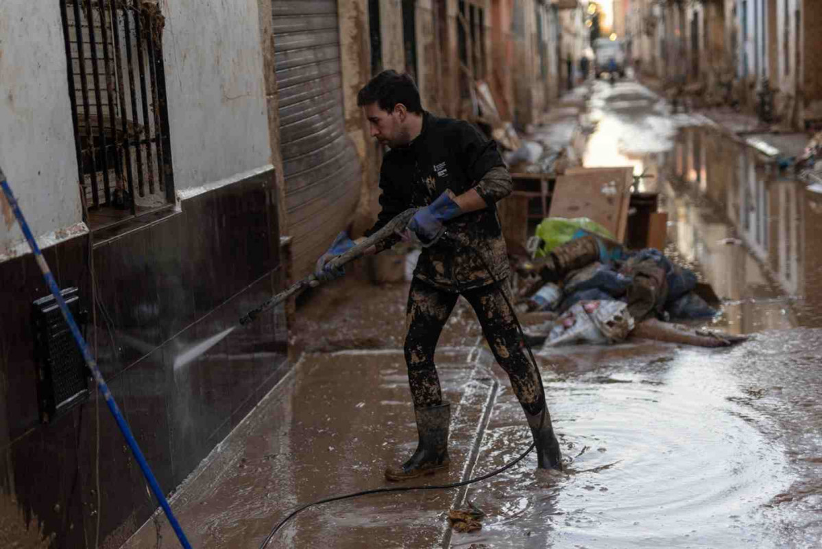 Arxiu Diverses persones netegen el fang el dia 13 després del pas de la DANA per València, a 11 de novembre de 2024, a Paiporta, València, Comunitat Valenciana (Espanya).   Alejandro Martínez