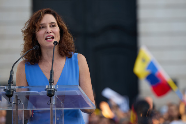 Archivo - La presidenta de la Comunidad de Madrid, Isabel Díaz Ayuso, durante una protesta contra Nicolás Maduro en la Puerta del Sol