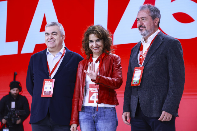 Archivo - (I-D) El secretario de Organización del PSOE, Santos Cerdán, la vicesecretaria general del PSOE y vicepresidenta primera y ministra de Hacienda, María Jesús Montero, y el secretario general del PSOE-A, Juan Espadas, en el 41 Congreso Federal del