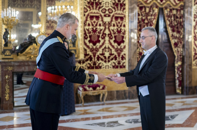 Arxiu - El Rei Felip VI(i) rep la carta credencial de l'ambaixador de la República de Xipre, Michalis Ioannou(d), a 11 de novembre de 2024, a Madrid (Espanya).