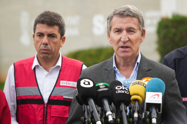 Arxiu - El president de la Generalitat Valenciana, Carlos Mazón (i) i el president del Partit Popular, Alberto Núñez Feijóo (d), ofereixen declaracions als mitjans després de la visita al Centre de Coordinació d'Emergències de la Comunitat Valenciana, ju