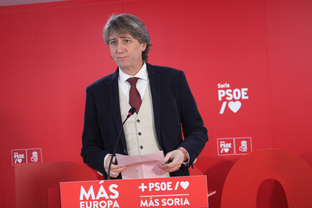 El secretari provincial del PSOE i alcalde de Sòria, Carlos Martínez, durant una roda de premsa, a la seu de Sòria, a 8 de gener de 2025, a Sòria, Castella i Lleó (Espanya).