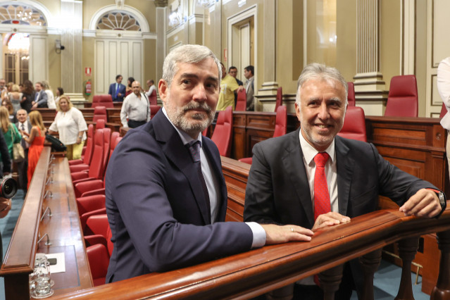 Arxiu - El nou president del Govern de les Canàries, Fernando Clavijo, és felicitat per l'expresident del Govern de les Canàries, Ángel Víctor Torres, després de la segona jornada del Ple del debat d'investidura del nou president del Govern de Can