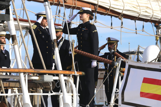 La Princesa Leonor durant l'embarcament al vaixell escola 'Juan Sebastián de Elcano'