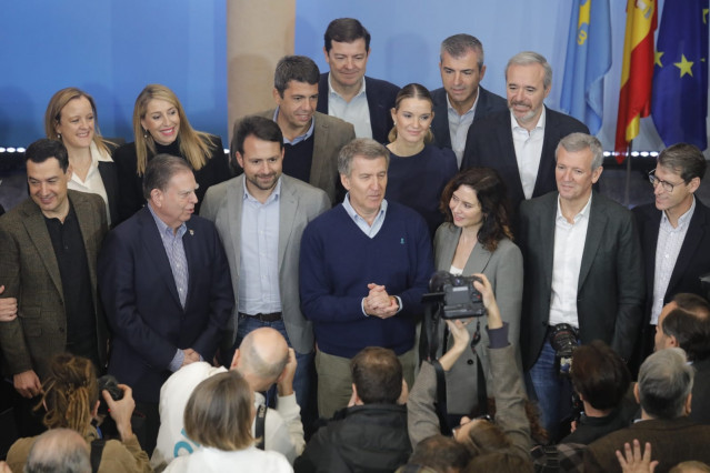 Alberto Núñez Feijóo amb presidents autonòmics i barons del PP durant la clausura de la cimera del partit celebrada a l'Hotel de la Reconquesta d'Oviedo