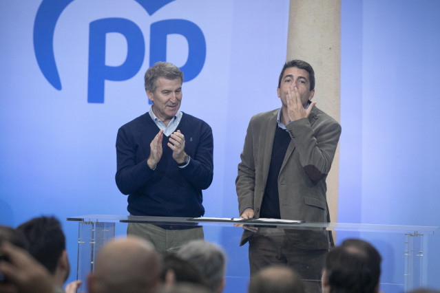 El president de la generalitat, Carlos Mazón, agraeix l'ovació rebuda dels barons del PP a la cimera d'Astúries