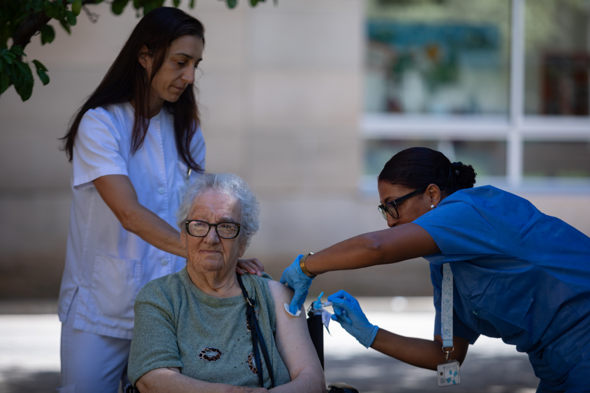 EuropaPress 5465166 dona vacuna inici campana vacunació 26 setembre 2023 lhospitalet