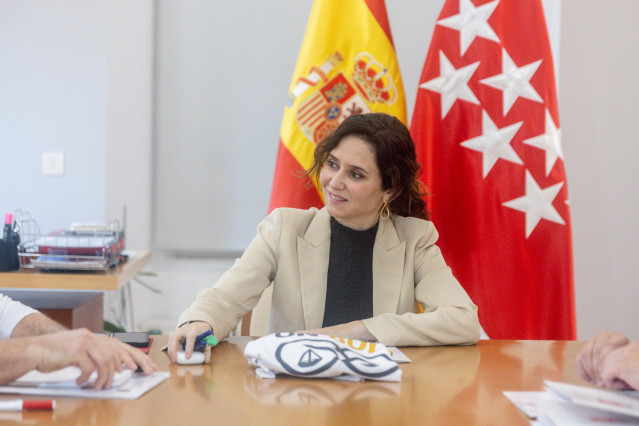 La presidenta de la Comunitat de Madrid, Isabel Díaz Ayuso, rep representants de la Plataforma d'Afectats per l'Ocupació, a la Reial Casa de Correus,