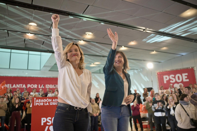 La secretària general del PSOE d'Aragó i ministra d'Educació, Formació Professional i Esports i portaveu del Govern, Pilar Alegría (i), i la portaveu del PSOE a l'Ajuntament de Saragossa, Lola Ranera (d), durant un acte del PSOE d'Aragó.